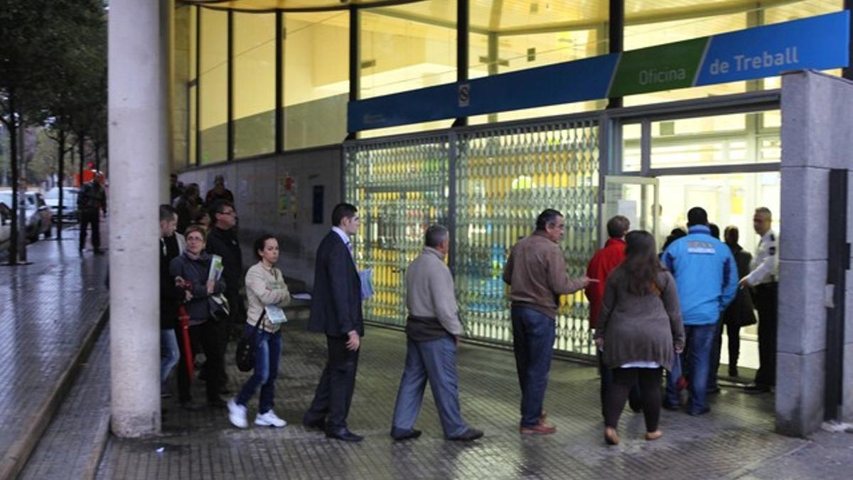 Varias personas hacen cola ante una oficina de empleo de la Generalitat, este viernes, en Terrassa.