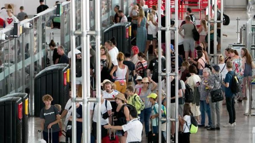 Turistas en el aeropuerto de Alicante-Elche.