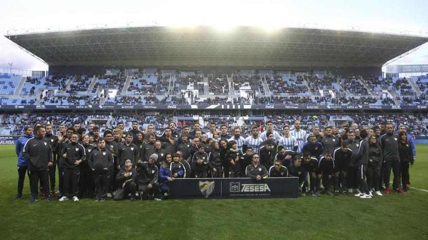 El Málaga CF Genuine está a punto de comenzar su nueva temporada. Antes del pitido inicial del encuentro de la tarde de ayer entre Málaga y CF Fuenlabrada, el público del estadio de Martiricos ovacionó y arropó a la sección blanquiazul que compite desde la pasada temporada en LaLiga Genuine. Los malaguistas acabaron la campaña pasada como campeones del Grupo «Compañerismo» y este año, entre sonrisas, abrazos y buenos momentos de amistad buscarán repetir estos buenos resultados.