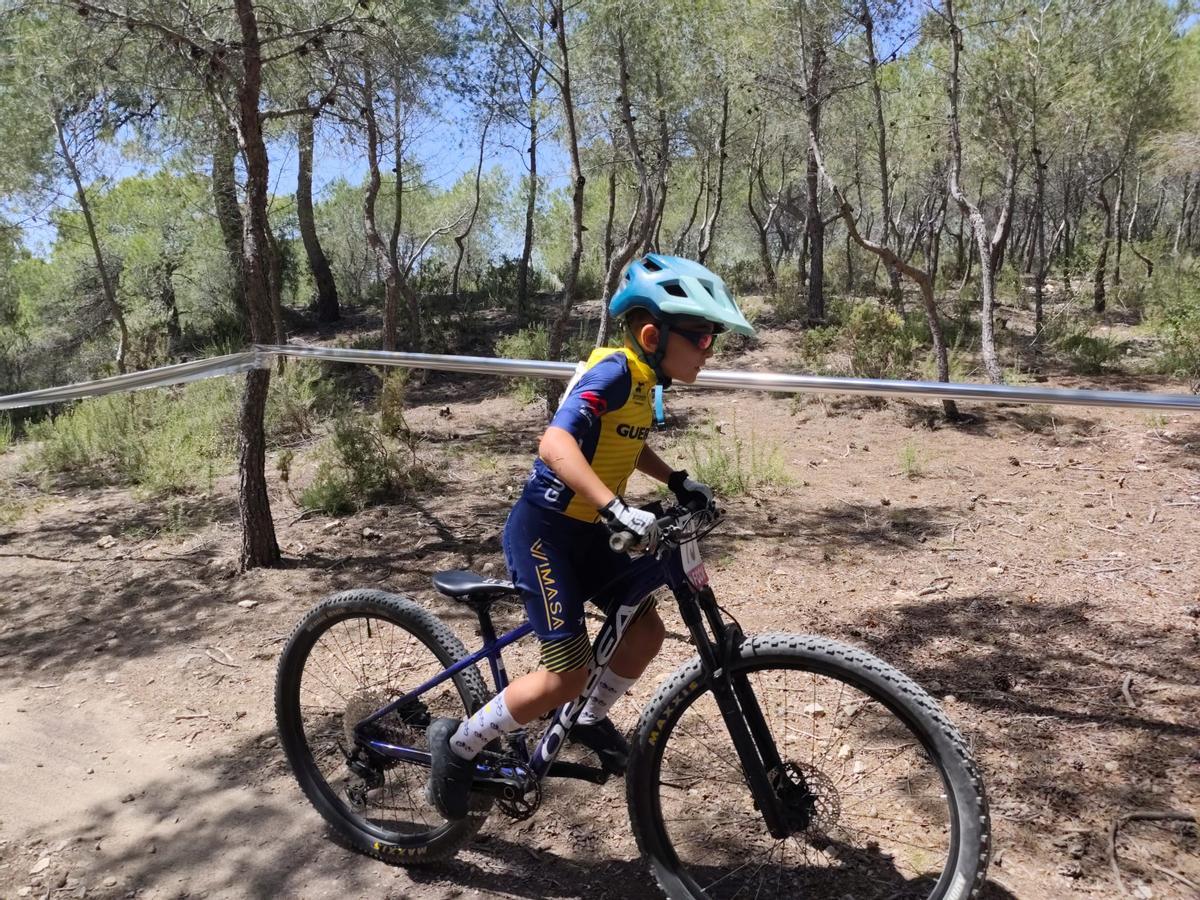 Un corredor de la Escola de Ciclisme Ontinyent en el Open BTT Escoles celebrado en Picassent.