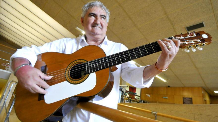 Fernando Martos, &quot;Pina&quot;, con su guitarra.