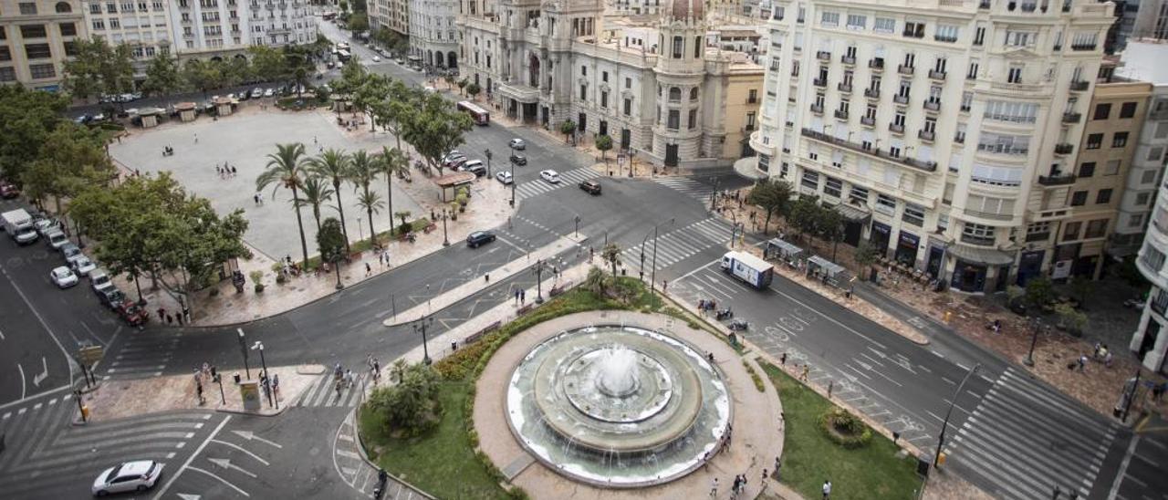 Panorámica de la Plaza del Ayuntamiento, ayer, con una menor densidad de tráfico de lo que es habitual en otros meses del año.