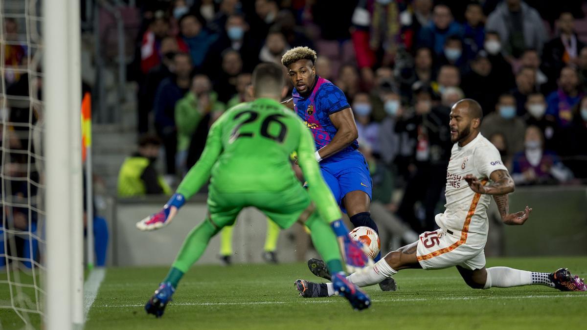 Adama prueba el pase ante el portero Peña durante el partido de ida de los 1/8 de final de la Europa League entre el FC Barcelona y el Galatasaray