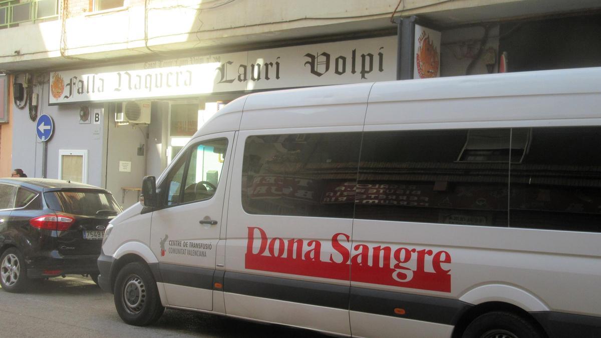 Vehículo del centro sanitario estacionado en uno de sus puntos habituales.