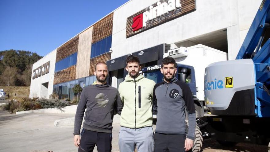 Els tres germans fundadors de Pirinat a Campdevànol, a l’exterior de l’empresa