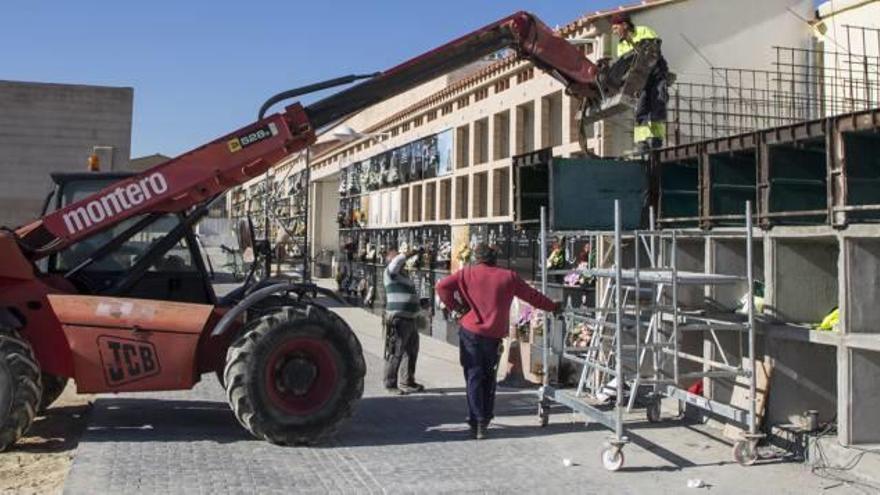 Operarios realizan las obras para instalar nuevos nichos en Picassent.