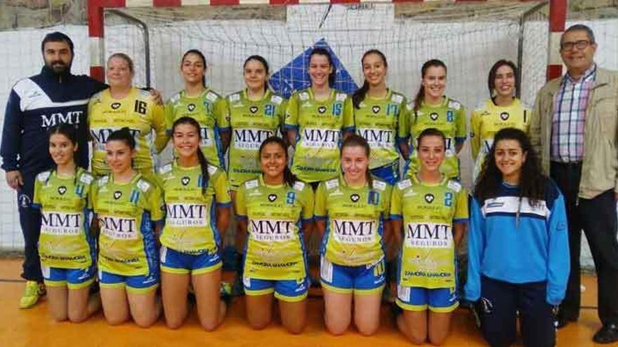 Formación del equipo femenino sénior del BM Zamora en Salamanca.