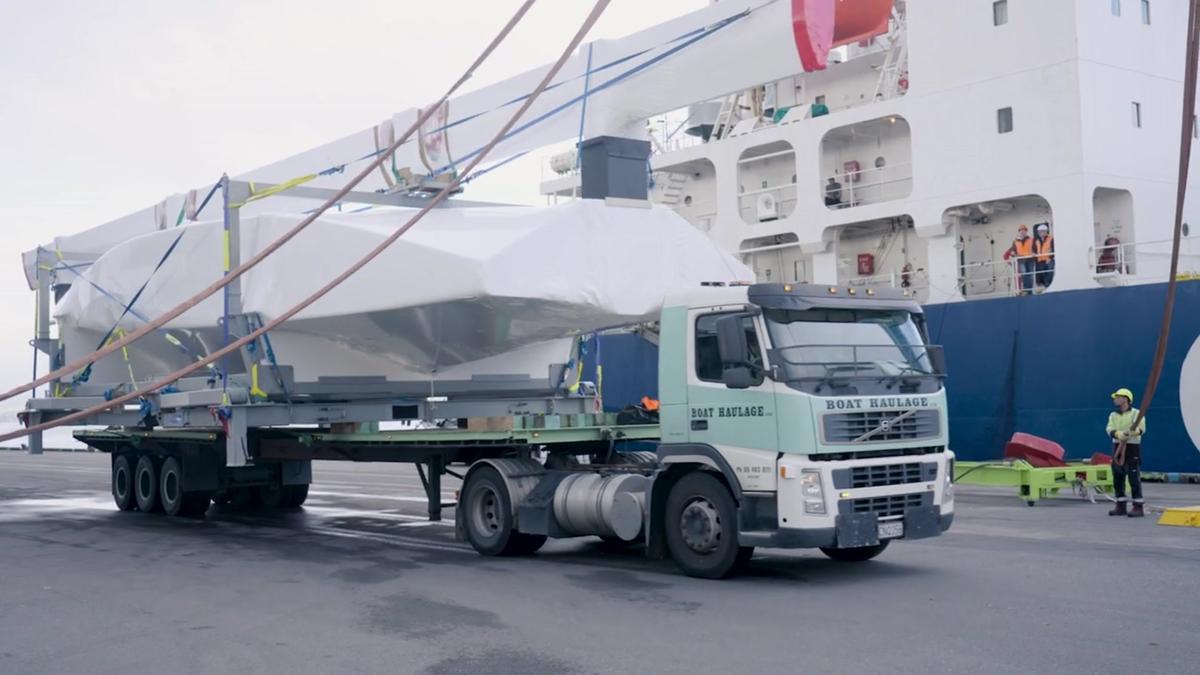 El equipo Emirates Team New Zealand carga en Nueva Zelanda el AC75 que competirá en la Copa América de vela de Barcelona