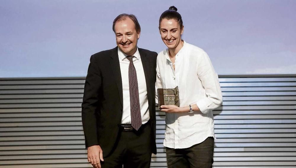 Antoni Serra, director territorial de BMN-Sa Nostra, entregó el Premi a Alba Torrens, campeona de Europa de Baloncesto.