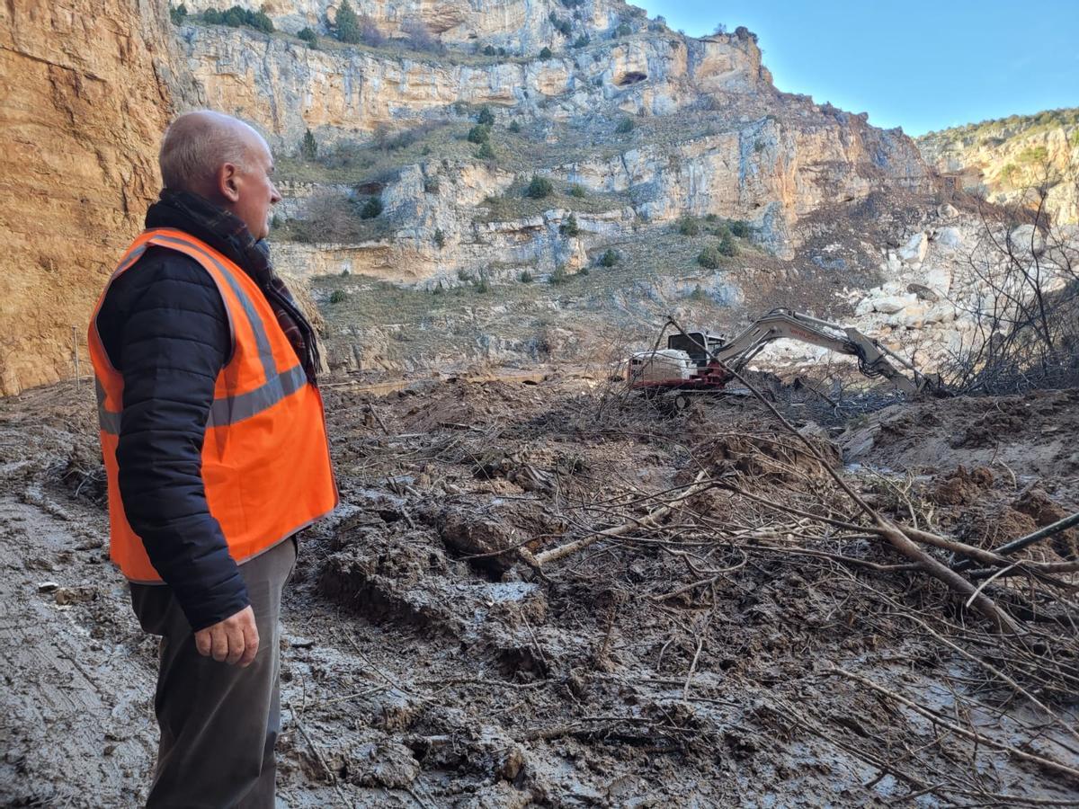 El director general de Carreteras del Gobierno de Aragón, Miguel Ángel Arminio, esta domingo en una visita al lugar del derrumbarmiento.