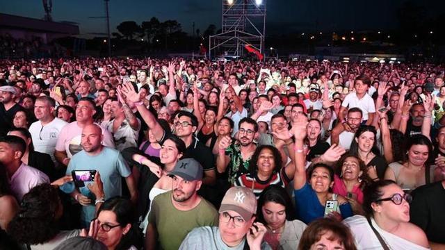 Público que se concentró en el campo de fútbol de Baltar.