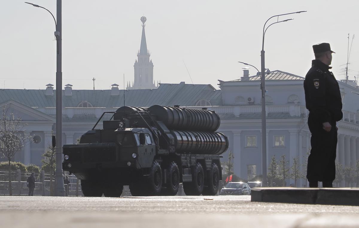Moscow (Russian Federation), 09/05/2023.- A Russian S-400 anti-aircraft missile system moves in the downtown area of Moscow, Russia, 09 May 2023, before the military parade which will take place on the Red Square to commemorate the victory of the Soviet Union’s Red Army over Nazi-Germany in WWII. (Alemania, Rusia, Moscú) EFE/EPA/MAXIM SHIPENKOV