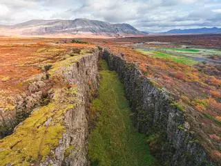 La grieta de Islandia donde puedes recorrer la “costura” de la Tierra