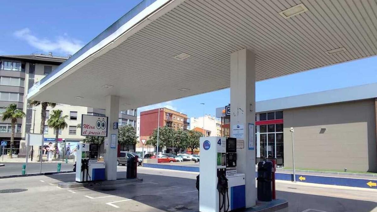 Gasolinera con los surtidores sellados.