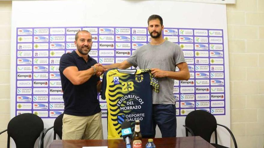 Nikola Potic (derecha) posa con la nueva camiseta del Cangas junto a Óscar Fernández. // Gonzalo Núñez