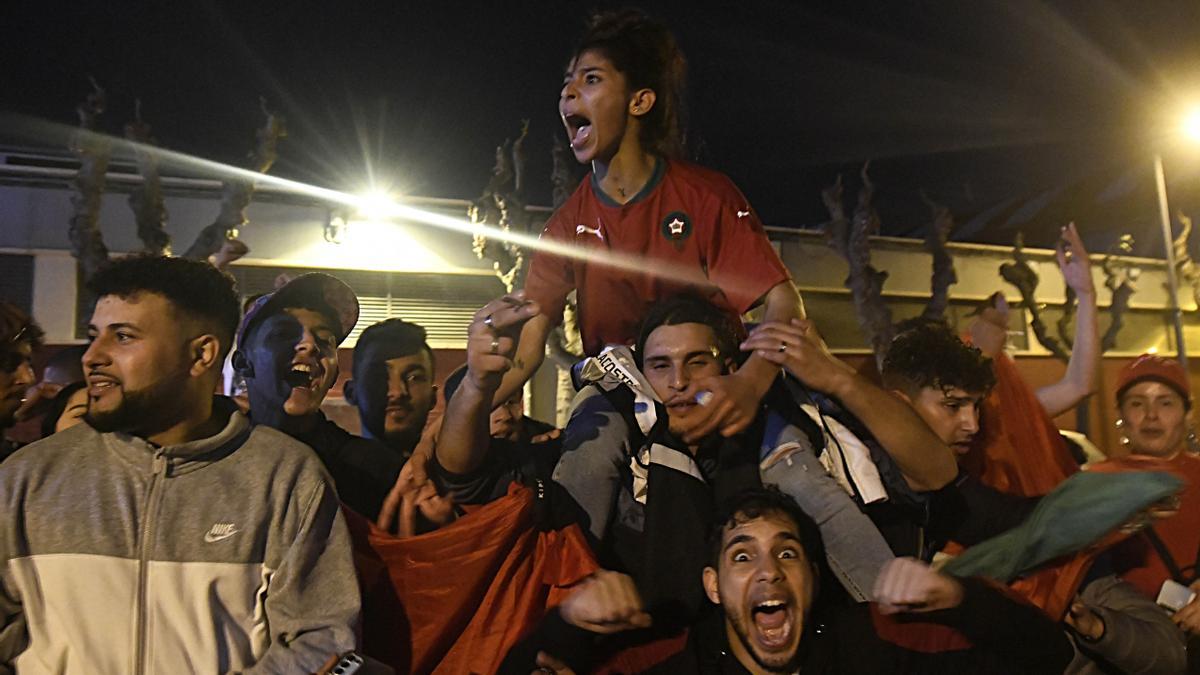 Aficionados de Marruecos celebran en Murcia el pase a cuartos de su selección en el Mundial.