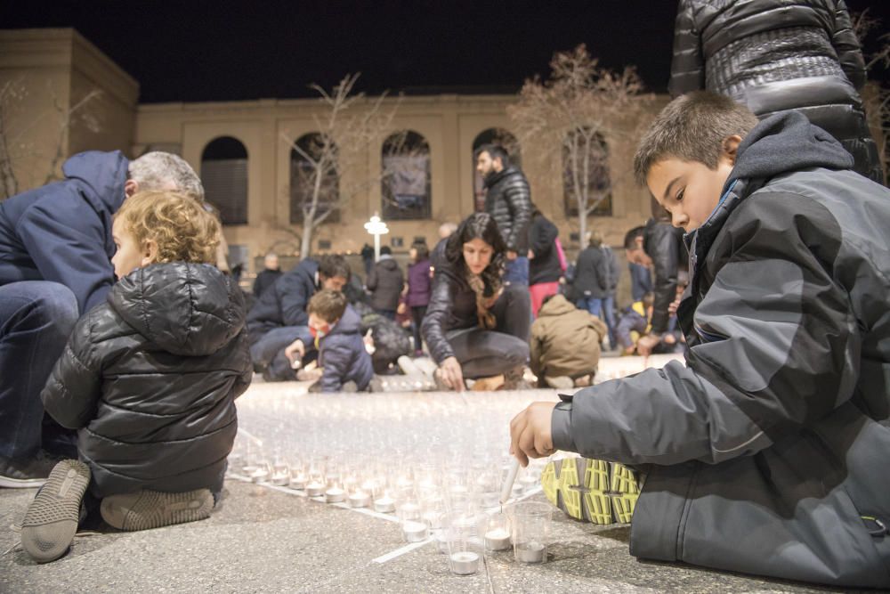 El centre de Manresa s''il·lumina amb 30.000 espelmes