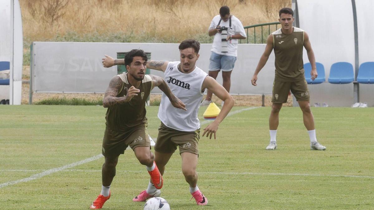 Tasende supera la marca de Ibai Sanz en una sesión de trabajo del Córdoba CF, esta semana en la Ciudad Deportiva.