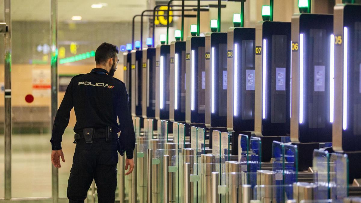 Un policía en el aeropuerto de Ibiza. Vicent Marí