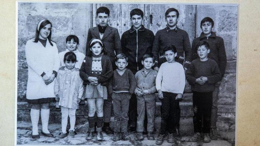 Alumnes del curs 1968-1969, amb Santaeulària i Cinca a sota