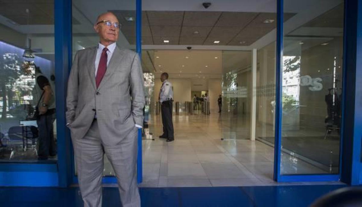 El presidente del Sabadell, Josep Oliu, en la sede del banco en Alicante.