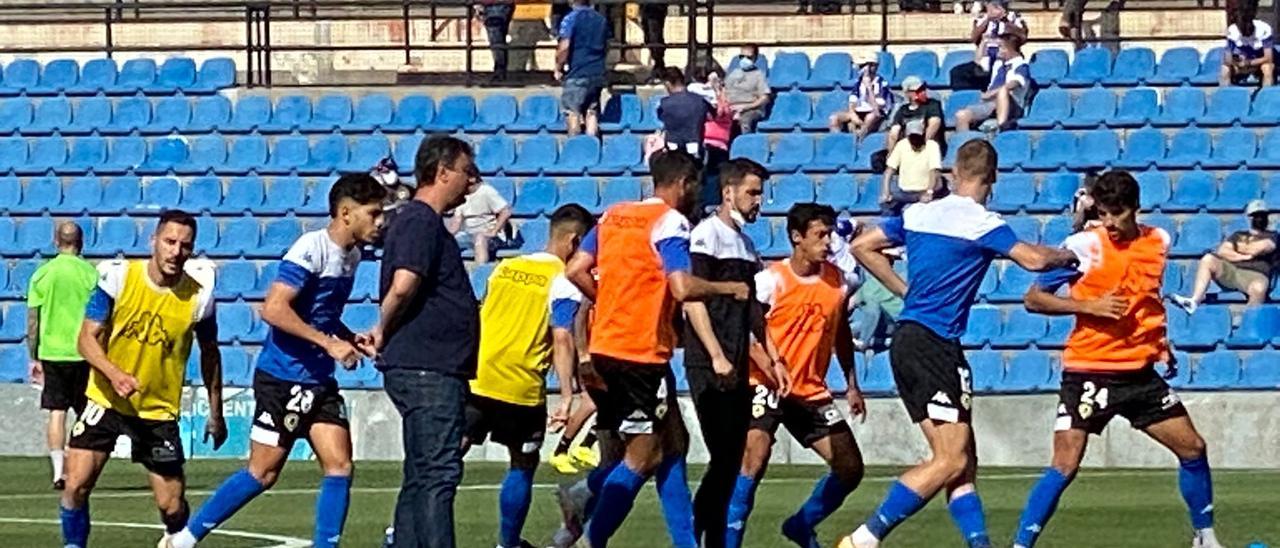 ´Manolo Díaz observa a sus jugadores durante el calentamiento ante el Cornellà