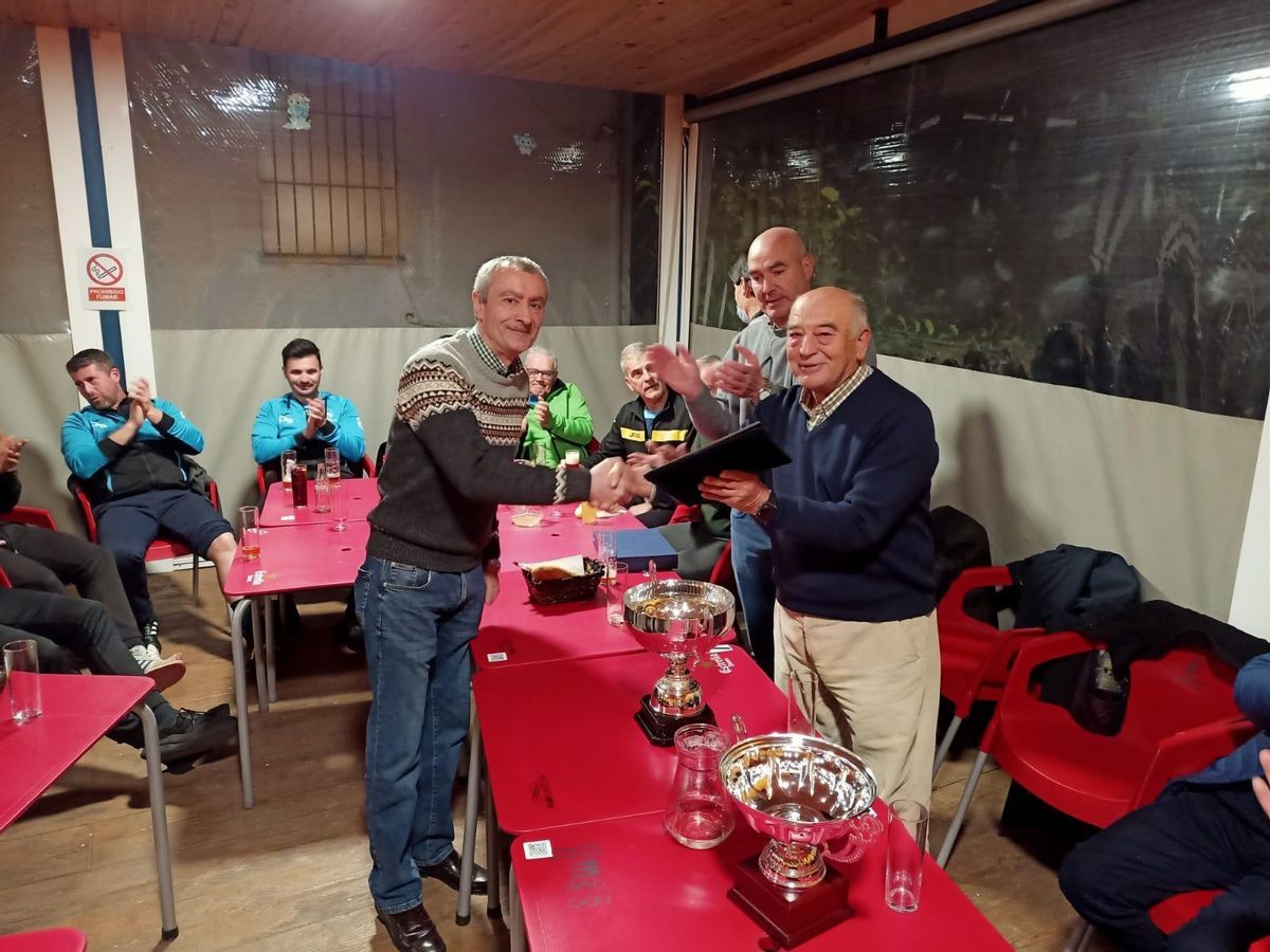 Reconocimiento a Vito, izquierda, único jugador que ha estado en todas las ligas.