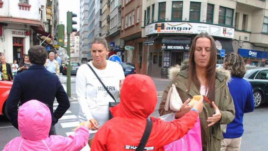 Dos niños participan en la semana de la movilidad de 2015.