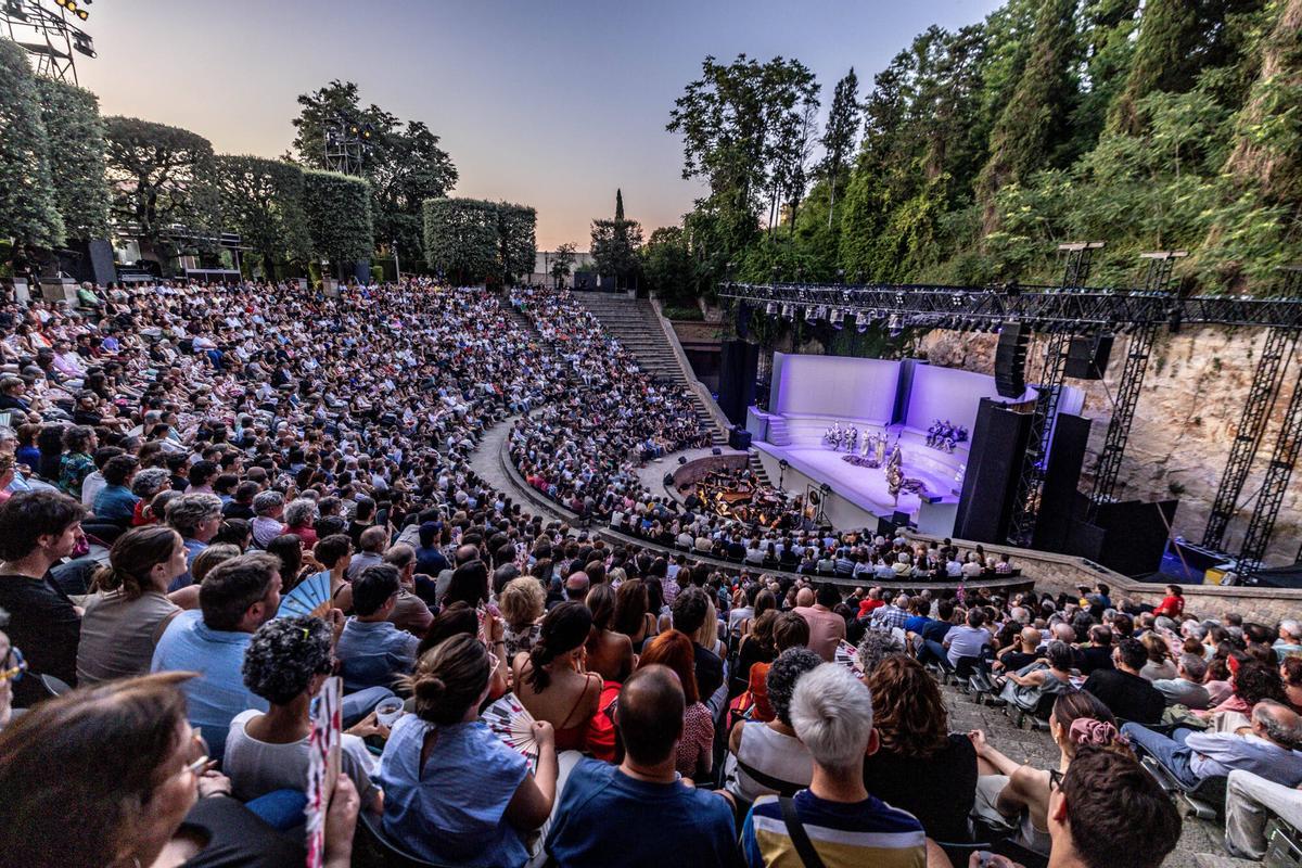 'L'Òpera de tres rals' de Brecht en el Teatre Grec, producción inaugural que celebra los 50 años del festival y del Teatre Lliure.