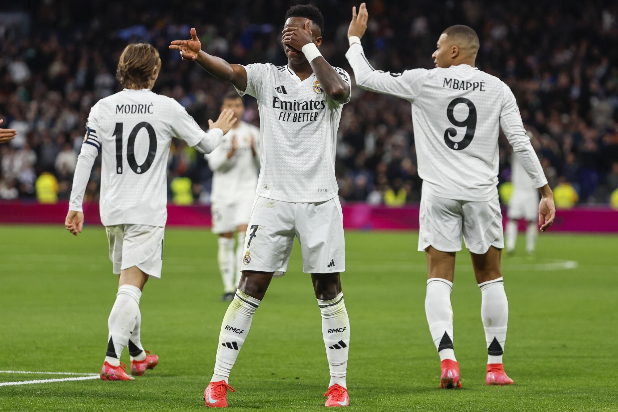 MADRID, 16/01/2025.- El delantero brasileño del Real Madrid Vinicius Jr. celebra su gol, el segundo del equipo blanco, durante el partido de octavos de final de la Copa del Rey que Real Madrid y Celta de Vigo disputan este jueves en el Santiago Bernabéu. EFE/Sergio Pérez
