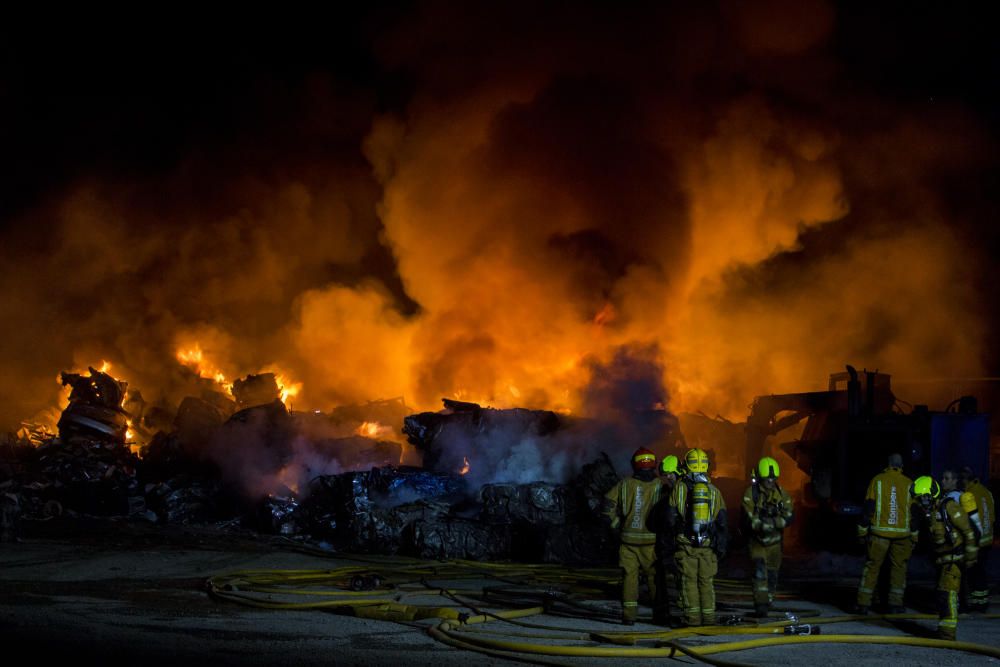 Incendio en un desguace de Torrellano