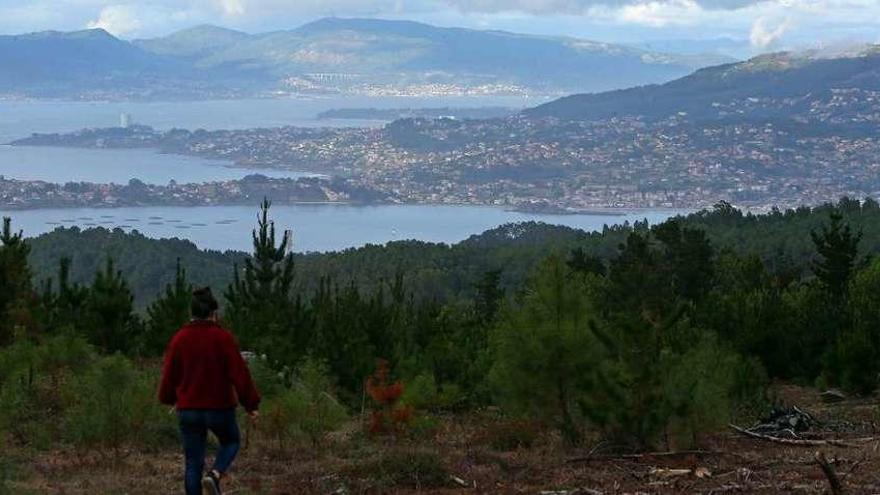 Las vistas desde los terrenos donde se prevé desarrollar el campo de golf, en Baredo. // Marta G. Brea