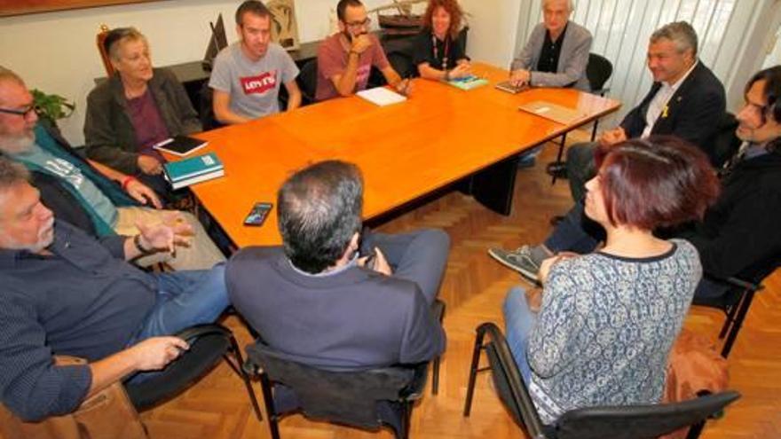 Imatge d&#039;una de les reunions celebrades ahir per buscar una solució per a les persones tancades a l&#039;Esbarjo Parroquial.