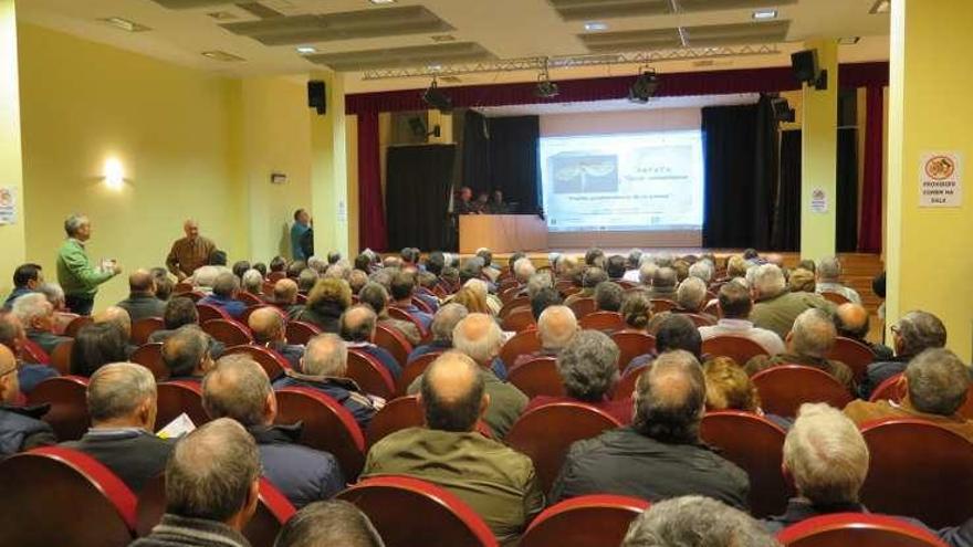 Asistentes a la charla sobre la plaga de la patata.