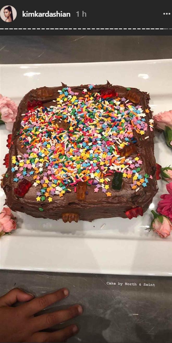 Tarta de chocolote hecha por North y Saint, hijos de Kim Kardashian