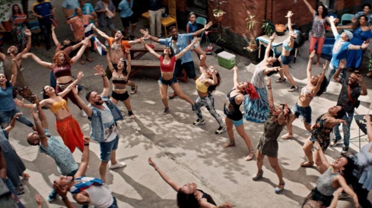 Algunos de los estudiantes de Washington Heights aparecen en las escenas corales del filme.