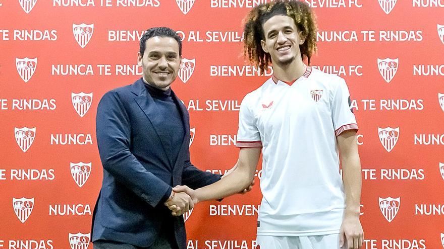 El presidente del Sevilla FC, José María del Nido Carrasco (i), estrecha la mano al centrocampista tunecino de 21 años Hannibal Mejbri, durante su presentación como nuevo jugador sevillista. EFE/ Raúl Caro.