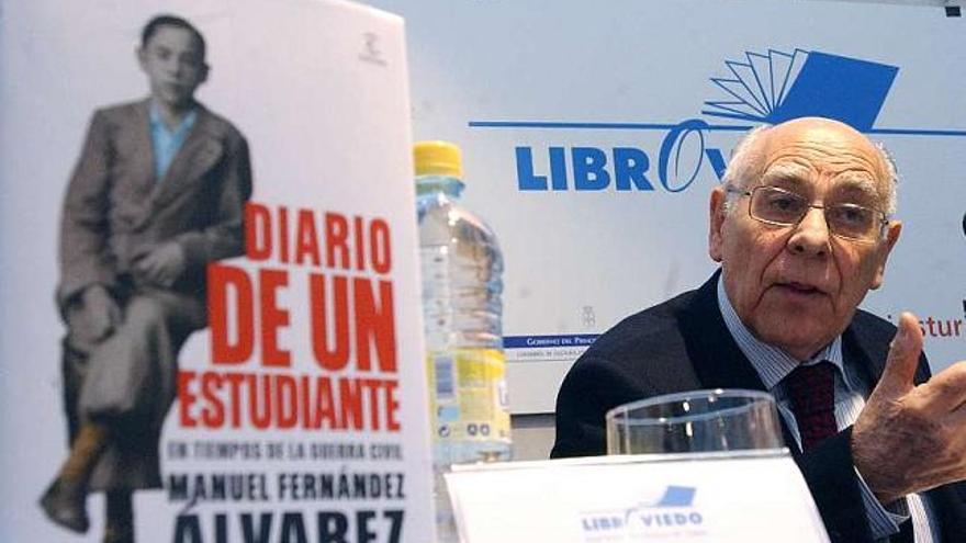 Manuel Fernández, en la presentación de &#039;Diario de un estudiante de la guerra civil&#039; en 2007. / la opinión