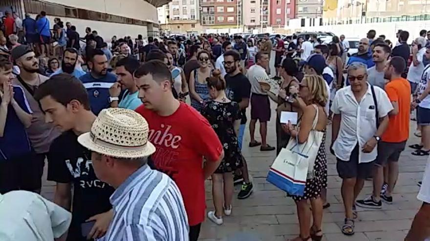 Colas para tener el carnet de socio del CD Castellón