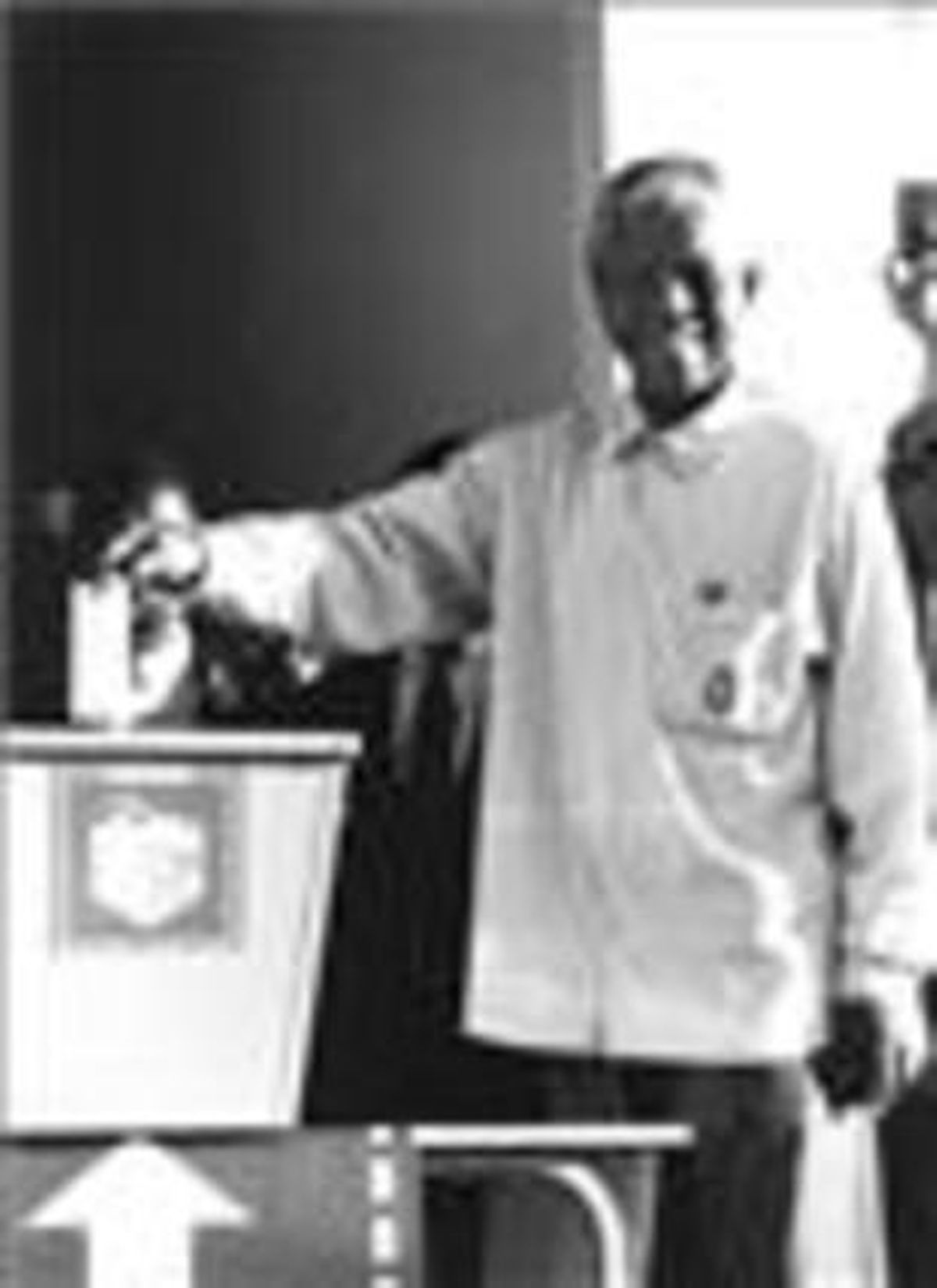Mandela diposita el seu vot en les primeres eleccions democràtiques per sufragi universal a Sud-àfrica l’any 1994, en les quals va resultar elegit president.
