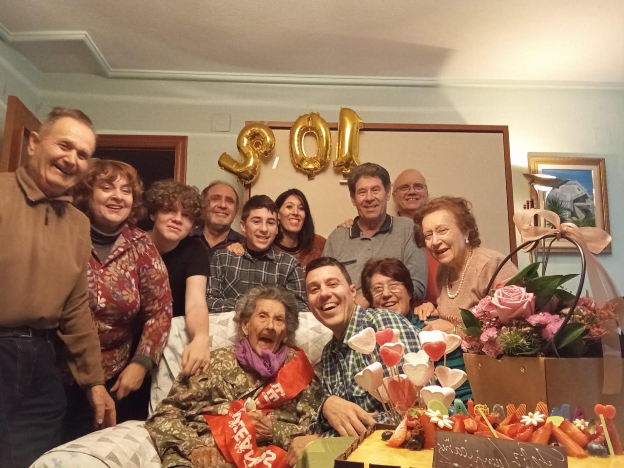 "La Batana" cumple 102 años, la alteana más longeva lo celebra en Alicante con su familia