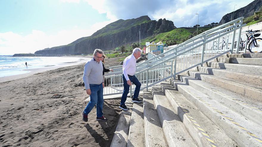 Rampas, escaleras y pavimentos accesibles: así es el nuevo paseo de la playa de La Laja