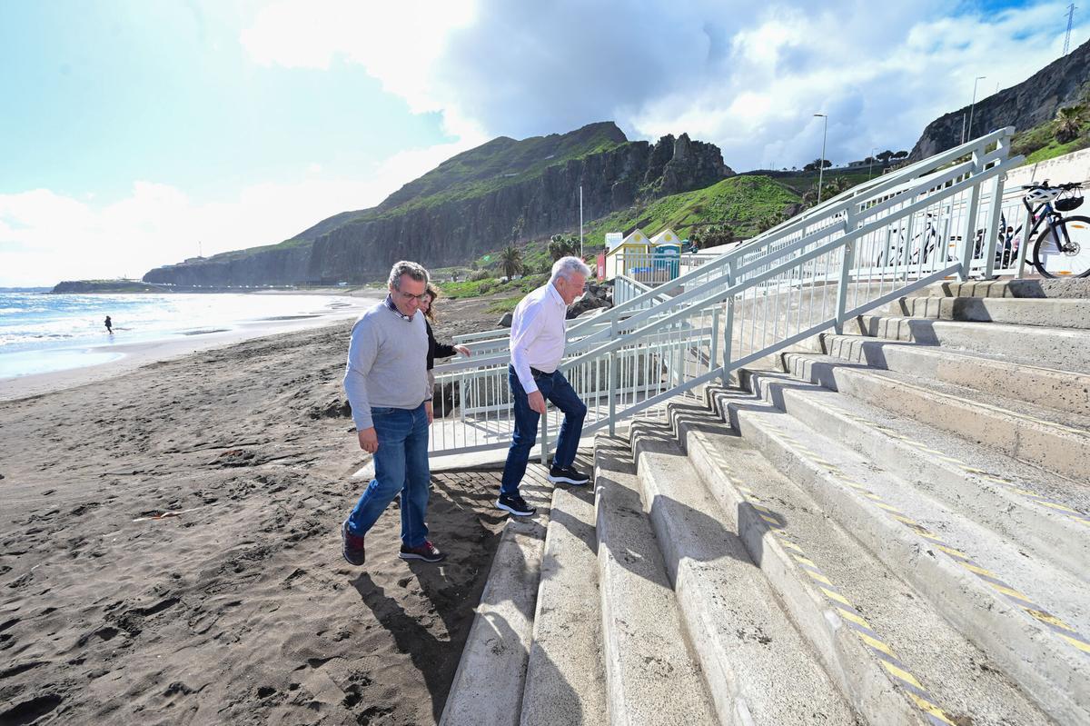 Los concejales de Ciudad de Mar, Pedro Quevedo, y de Desarrollo Urbano, Mauricio Roque, en la playa de La Laja.
