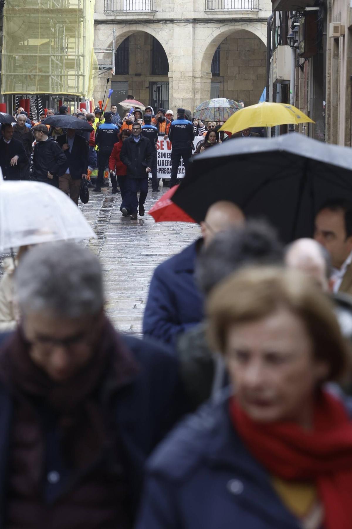EN IMÁGENES: La alcaldesa de Avilés sufre un escrache en un minuto de silencio por el 11M