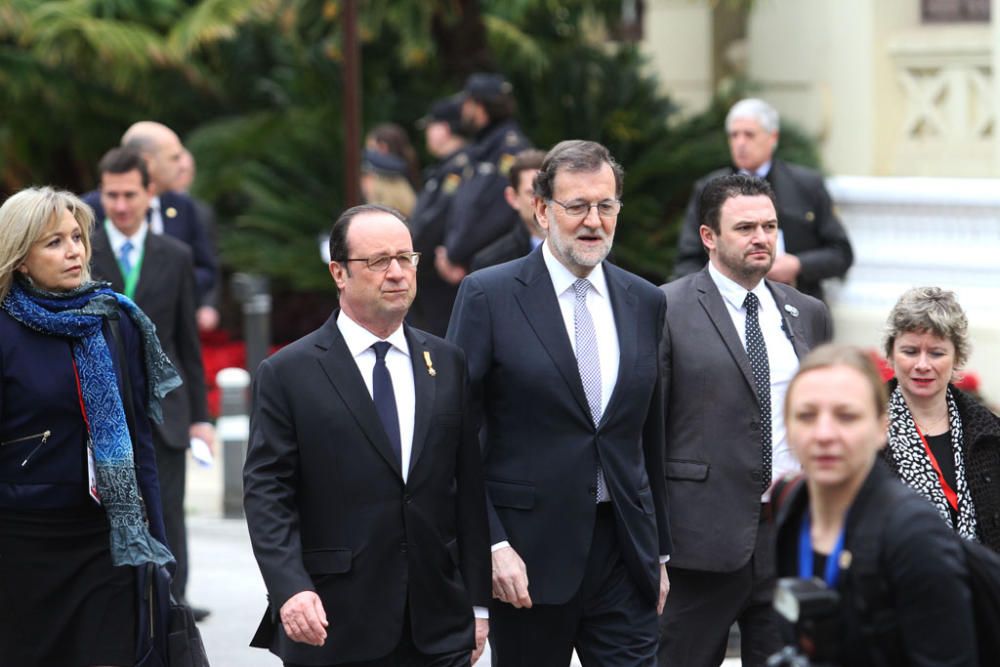 François Hollande y Mariano Rajoy son recibidos con honores junto al Ayuntamiento de Málaga. Antes del almuerzo, han visitado el Museo de Málaga.