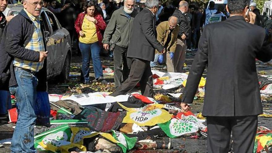 Víctimes de l&#039;atemptat tapades amb banderoles