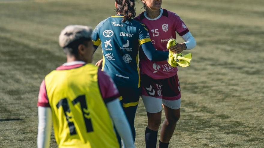 Sandra Hernández, saludando a Aline Reis en la práctica de ayer. | | UD TENERIFE