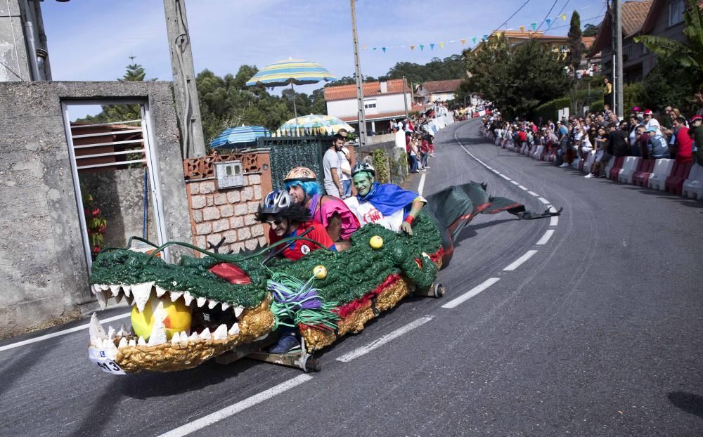 Cincuenta carros de bolas animan a toda velocidad las carreteras de Valladares ante una multitud de espectadores.