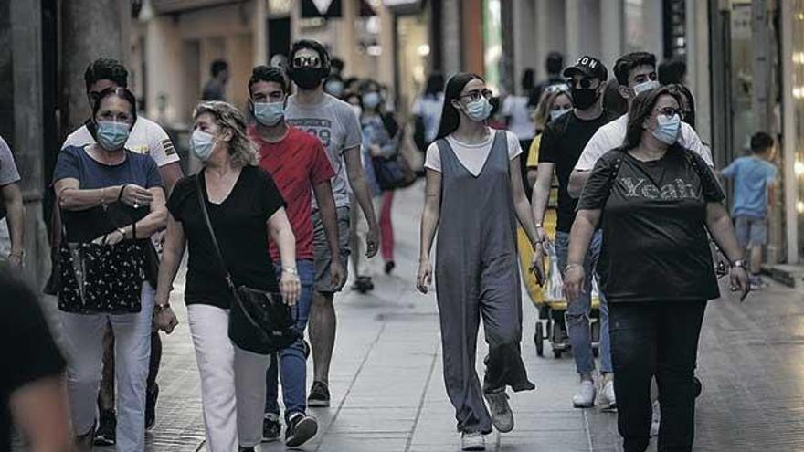 Ciudadanos pasean por la calle Sant Miquel de Palma.