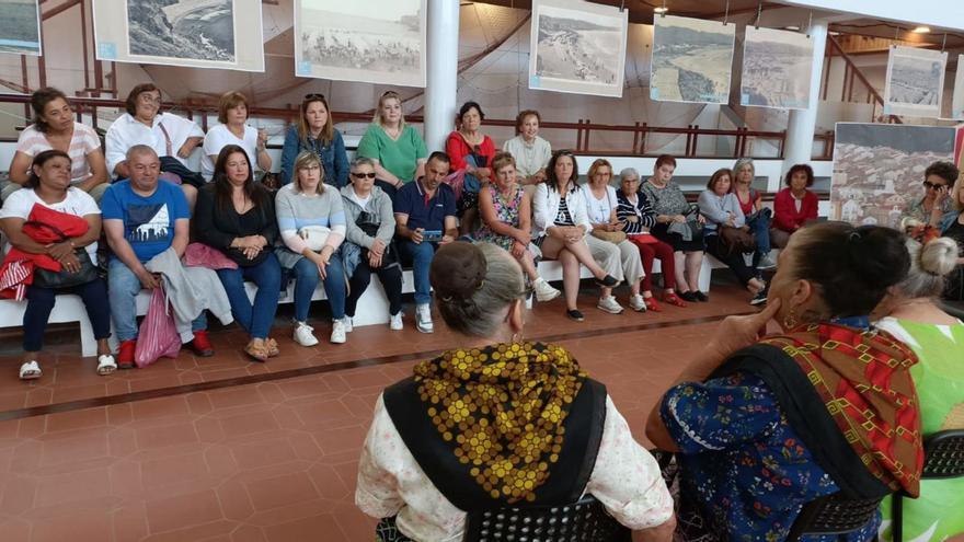 As mulleres portuguesas das sete saias explicaron o significado das mesmas ás redeiras /o peirao